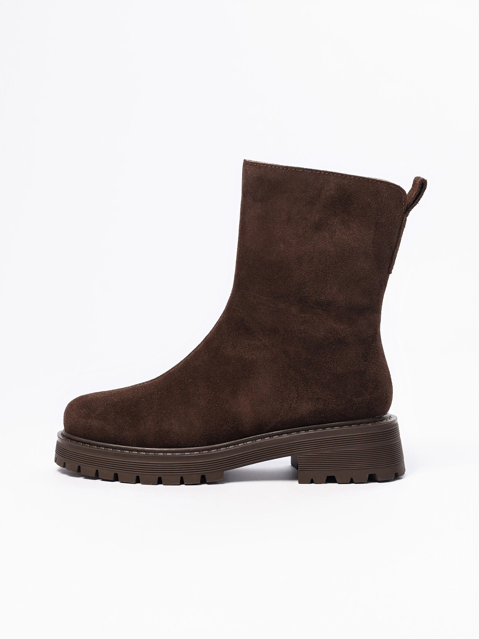 Ботинки темно-коричневого цвета из рельефной подошве